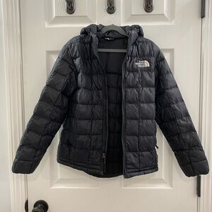 Large The North Face Kids Boy’s Black Thermoball Puffer Jacket. Detachable hood
